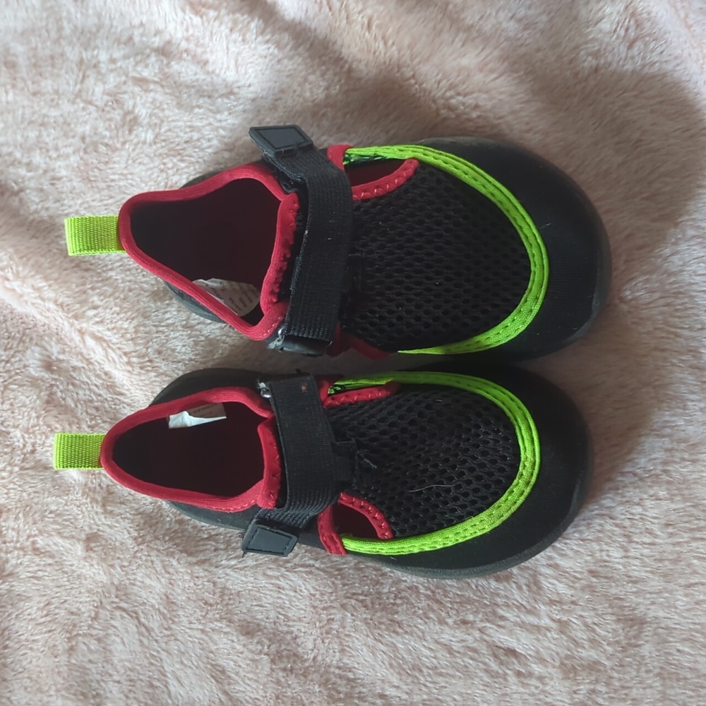 Toddler water shoes size 7/8